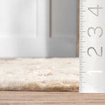 Charger l'image dans la visionneuse de galerie, Tapis d'intérieur nuLOOM Iraida en fausse peau de vache blanc cassé 1,2 m x 1,5 m