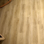 Charger l'image dans la visionneuse de galerie, Revêtement de sol en vinyle imperméable de luxe Lifeproof Dusk Cherry 7 mm x 8,7 po l x 47,6 po L 30 mil Click Lock (20,06 pi²/boîte)