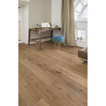 Charger l'image dans la visionneuse de galerie, Revêtement de sol stratifié aspect bois brun TrafficMaster Teddy Oak 12 mm x 7,6 po l x 54,45 po L (17,24 pi²/boîte)