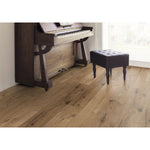 Charger l'image dans la visionneuse de galerie, Revêtement de sol stratifié aspect bois brun TrafficMaster Teddy Oak 12 mm x 7,6 po l x 54,45 po L (17,24 pi²/boîte)