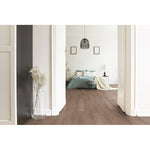 Charger l'image dans la visionneuse de galerie, Revêtement de sol stratifié aspect bois brun moyen TrafficMaster Forestwood Oak, 10 mm x 7,6 po l x 54,45 po L (22,98 pi²/boîte)