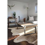 Charger l&#39;image dans la visionneuse de galerie, Tapis d&#39;intérieur Linon Home Décor en peau de vache, couleur bringé clair, pleine peau – 1,5 m x 2,1 m environ.
