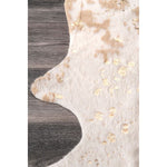 Charger l&#39;image dans la visionneuse de galerie, Tapis d&#39;intérieur nuLOOM Iraida en fausse peau de vache, blanc cassé, 1,5 m x 2,1 m
