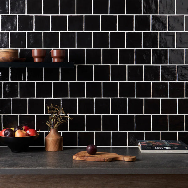 Carreau mural en céramique brillante Ivy Hill Amagansett Black 4 po x 4 po – Aspect zellige fait main (5,38 pi²/boîte)