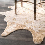 Charger l&#39;image dans la visionneuse de galerie, Tapis d&#39;intérieur nuLOOM Iraida en fausse peau de vache, blanc cassé, 1,5 m x 2,1 m
