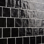 Charger l&#39;image dans la visionneuse de galerie, Carreau mural en céramique brillante Ivy Hill Amagansett Black 4 po x 4 po – Aspect zellige fait main (5,38 pi²/boîte)
