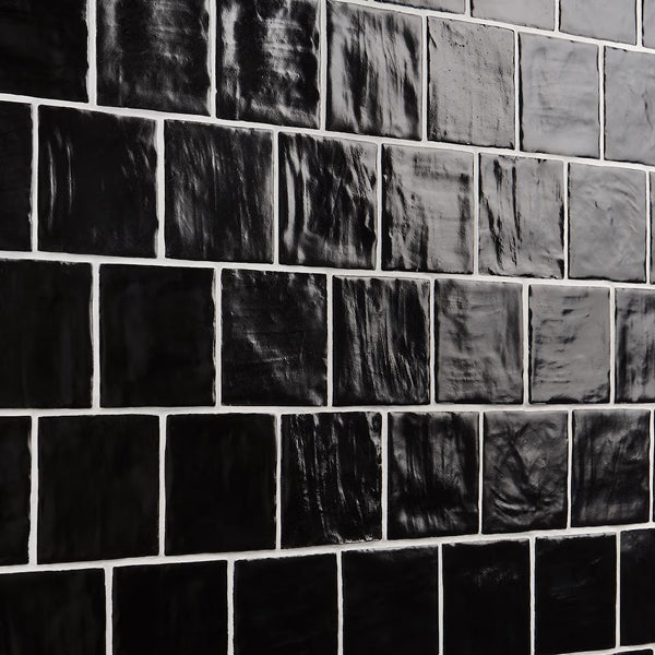 Carreau mural en céramique brillante Ivy Hill Amagansett Black 4 po x 4 po – Aspect zellige fait main (5,38 pi²/boîte)