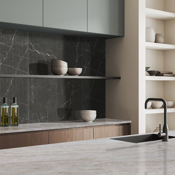 Carreaux muraux en céramique mats cannelés UrbanSlat Marmiro Noir de MSI, 16 po x 48 po, aspect marbre (15,51 pi²/caisse)