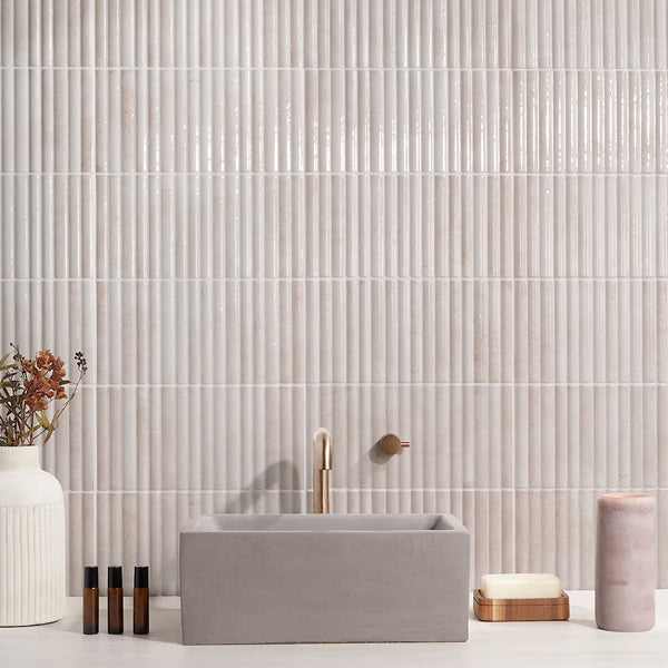 Carrelage mural cannelé poli blanc Ivy Hill Mawr 5,9 po x 11,81 po 0,31 po d'épaisseur 9,68 pi ca/caisse