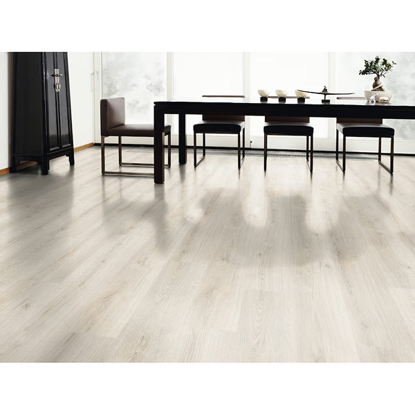 Revêtement de sol stratifié aspect bois TrafficMaster Hampton Oak, 8 mm x 7,6 po l x 54,45 po L, beige clair et beige clair (20,11 pi²/boîte)