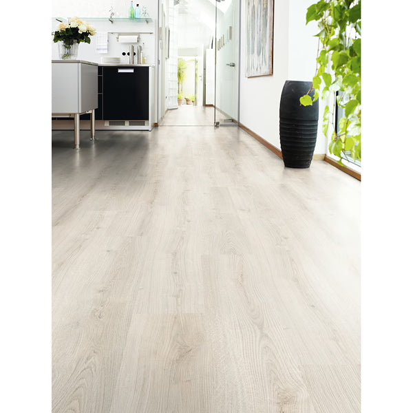 Revêtement de sol stratifié aspect bois TrafficMaster Hampton Oak, 8 mm x 7,6 po l x 54,45 po L, beige clair et beige clair (20,11 pi²/boîte)