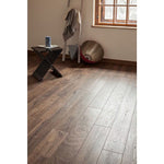 Charger l&#39;image dans la visionneuse de galerie, Revêtement de sol stratifié Home Decorators Collection Berwind Oak, épaisseur 12 mm x largeur 6,27 po x longueur 54,45 po (18,94 pi²/boîte)
