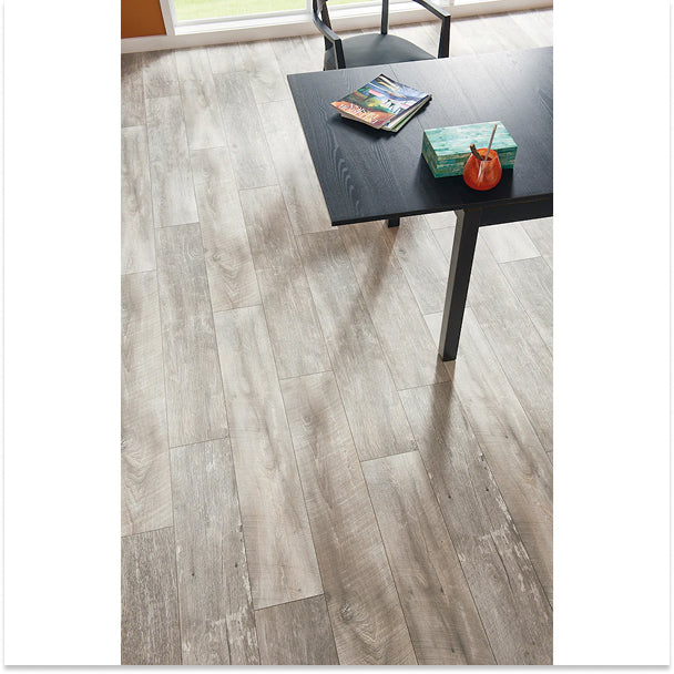 Revêtement de sol imperméable Krono Original Pacific Grizzly, chêne patiné, 12 mm d'épaisseur x 8 po de largeur x 47 5/8 po de longueur (15,94 pi²/caisse)