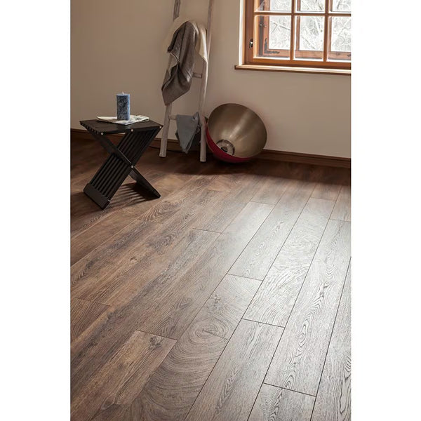 Revêtement de sol stratifié Home Decorators Collection Berwind Oak, épaisseur 12 mm x largeur 6,27 po x longueur 54,45 po (18,94 pi²/boîte)