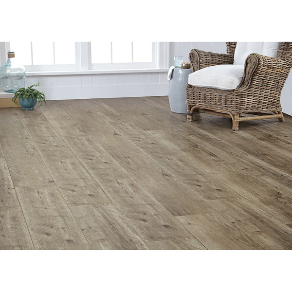 Revêtement de sol stratifié aspect bois brun TrafficMaster Teddy Oak 12 mm x 7,6 po l x 54,45 po L (17,24 pi²/boîte) (Copie)
