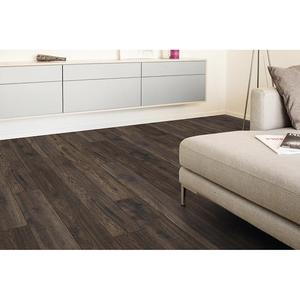 Revêtement de sol stratifié TrafficMaster Espresso Hickory, brun foncé, 12 mm x 7,6 po x 54,45 po (17,24 pi²/boîte)