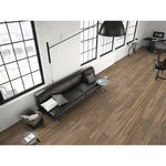 Charger l&#39;image dans la visionneuse de galerie, Revêtement de sol stratifié aspect bois brun moyen TrafficMaster Millside Walnut 10 mm x 7,6 po l x 54,45 po L (22,98 pi²/boîte)
