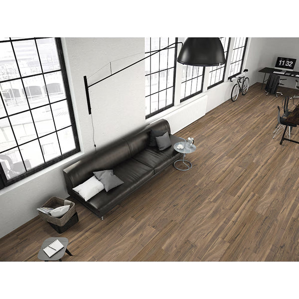 Revêtement de sol stratifié aspect bois brun moyen TrafficMaster Millside Walnut 10 mm x 7,6 po l x 54,45 po L (22,98 pi²/boîte)