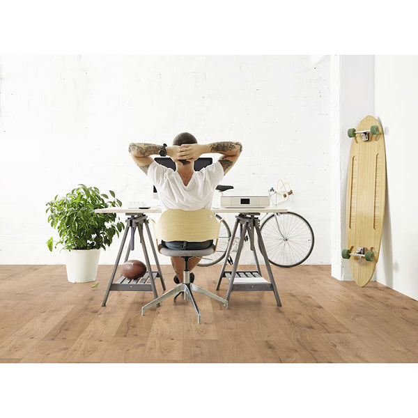 Revêtement de sol stratifié aspect bois brun TrafficMaster Riverbed Oak, 12 mm x 7,6 po l x 54,45 po L (17,24 pi²/boîte)