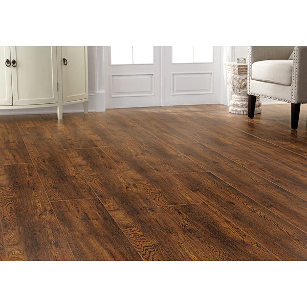 Revêtement de sol stratifié brun moyen, collection Home Decorators, chêne Knollcrest, 12 mm x 6,5 po x 48 po (17,26 pi²/boîte)
