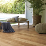 Charger l&#39;image dans la visionneuse de galerie, Plancher de bois franc d&#39;ingénierie Malibu Wide Plank en chêne français Hollister à emboîtement – ​​3/8 po d&#39;épaisseur x 6,5 po de largeur (23,64 pi²/caisse)
